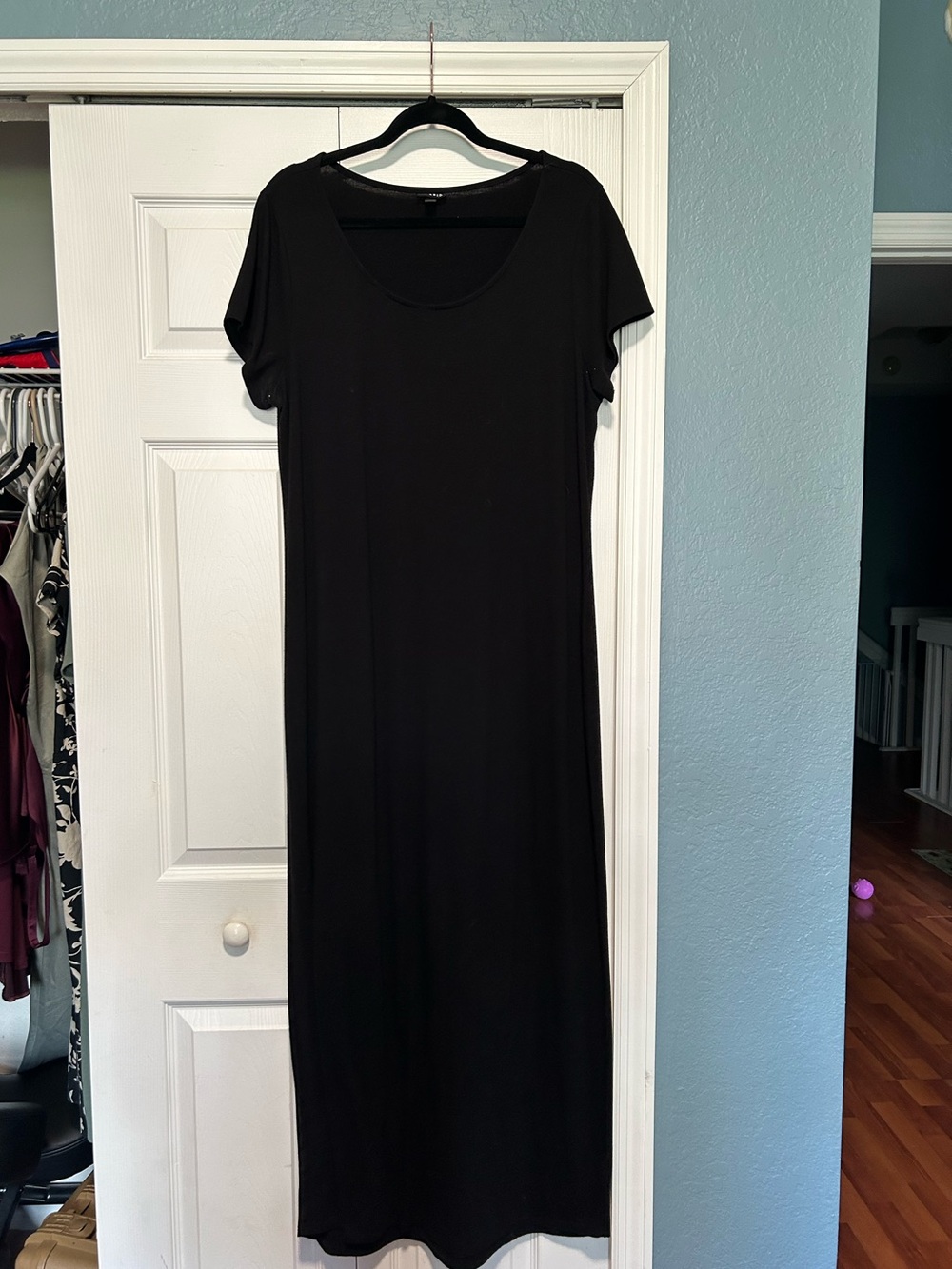 Classic Black Scoop Neck Maxi Dress